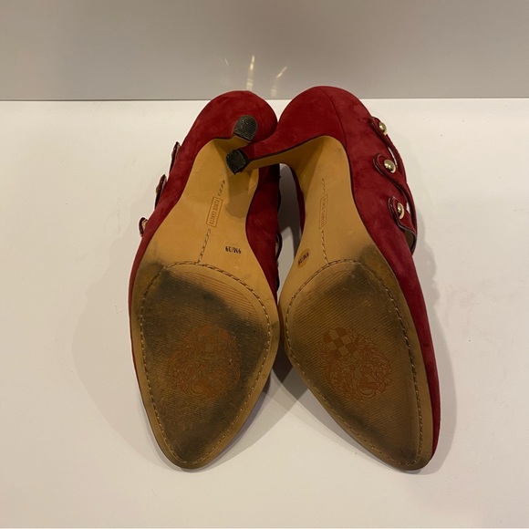 Burgundy 3” Vince Camuto bootie pumps with 3 straps and gold detailing - Picture 10 of 10
